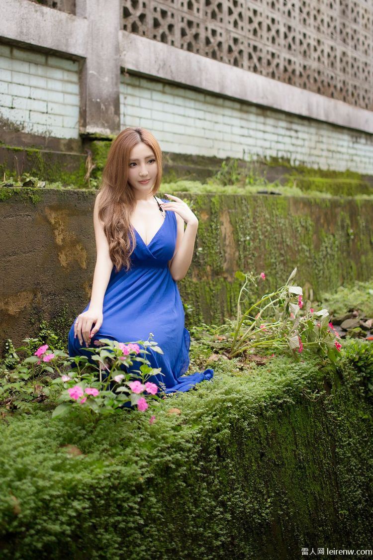 20歳 大学生，极品蓝色长裙女神