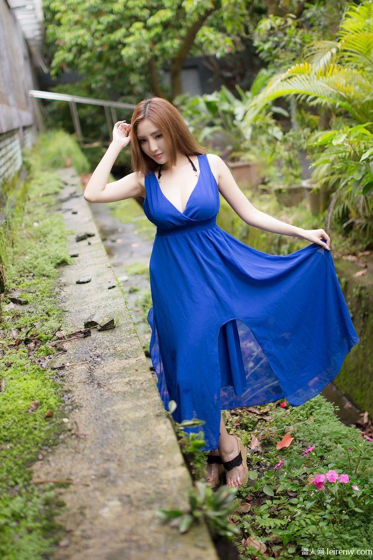20歳 大学生，极品蓝色长裙女神