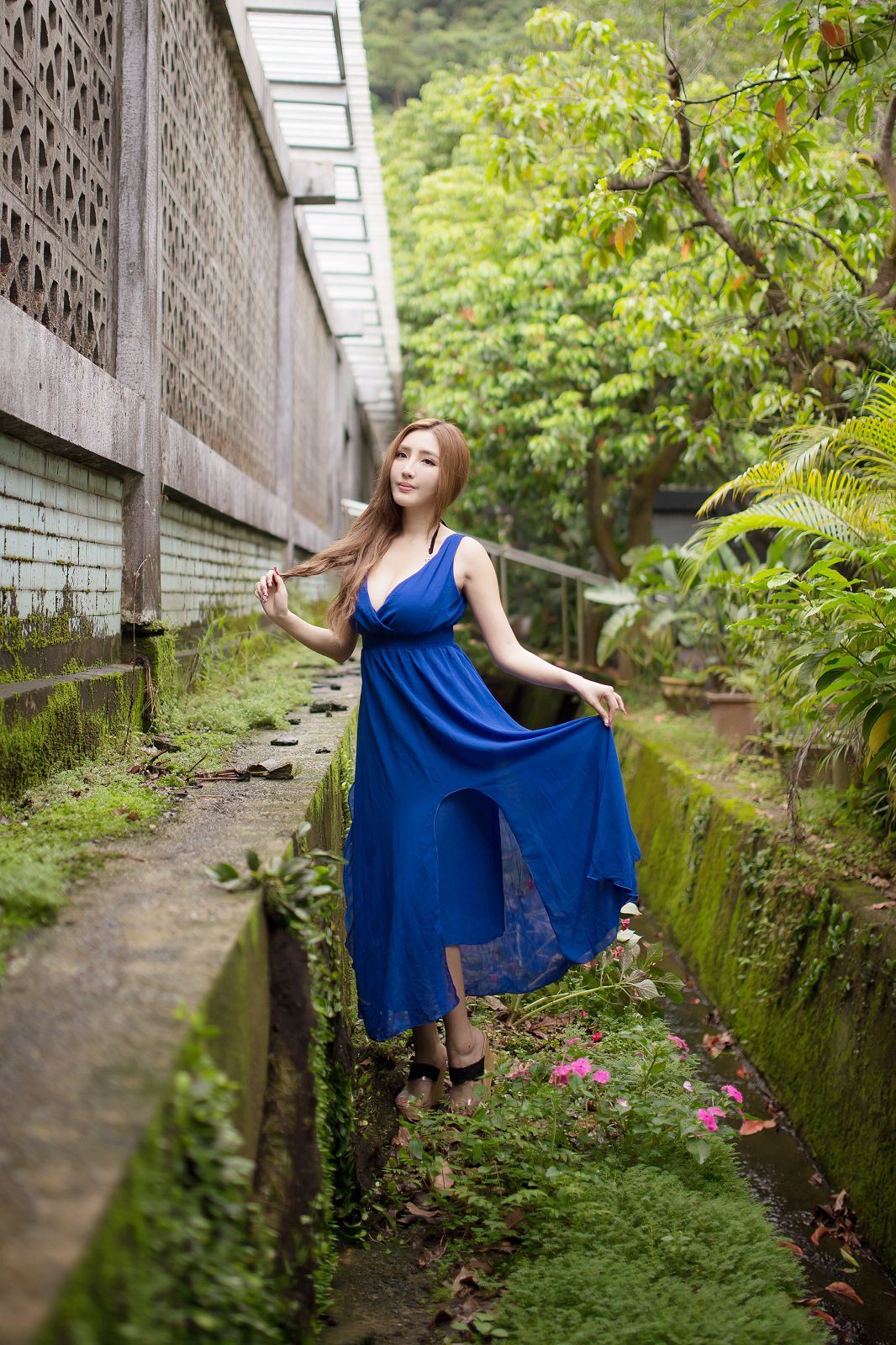 20歳 大学生，极品蓝色长裙女神