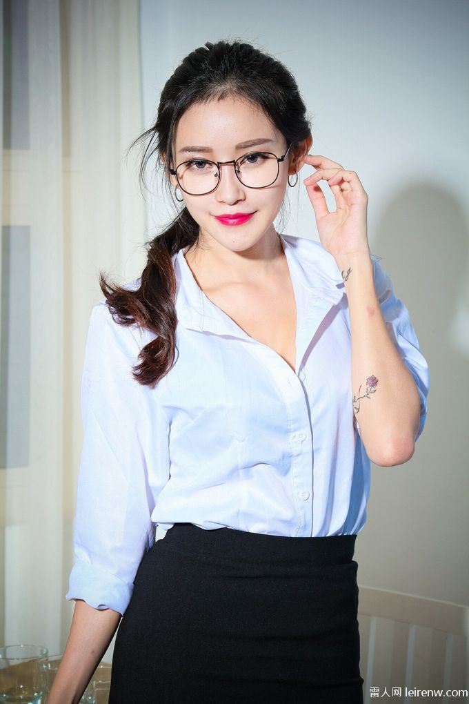 铃村爱里(铃村あいり)OL黑丝与包臀内衣美胸秀