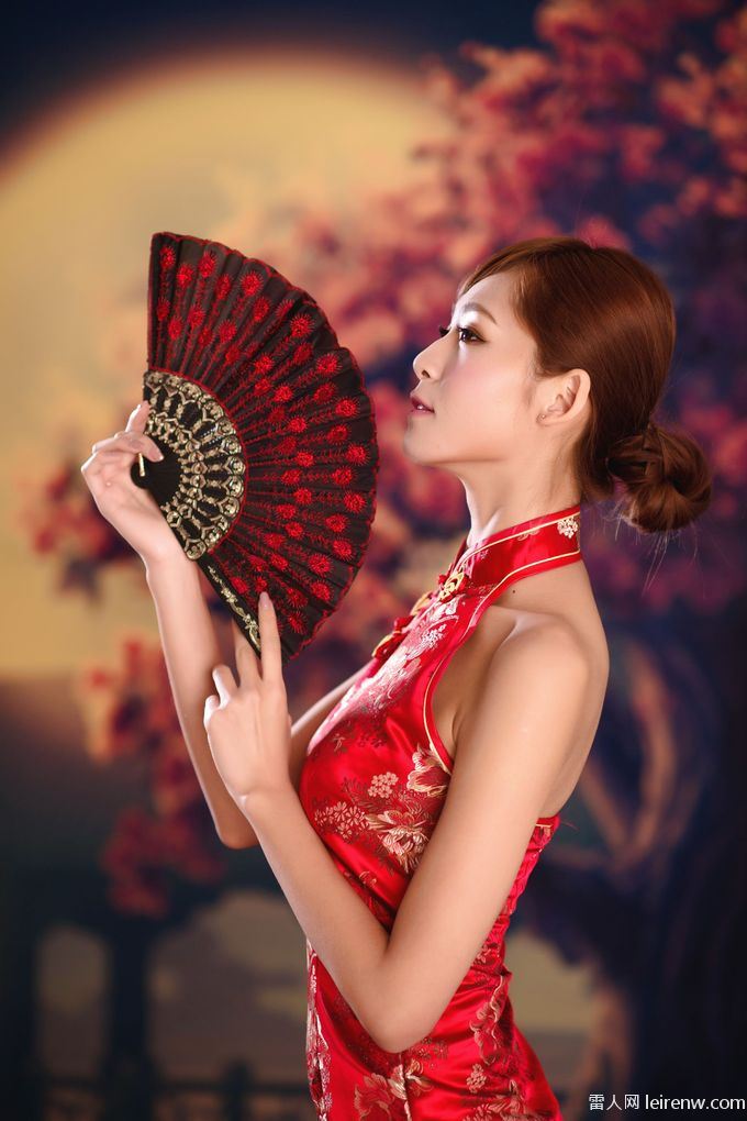红色旗袍配你吗？
