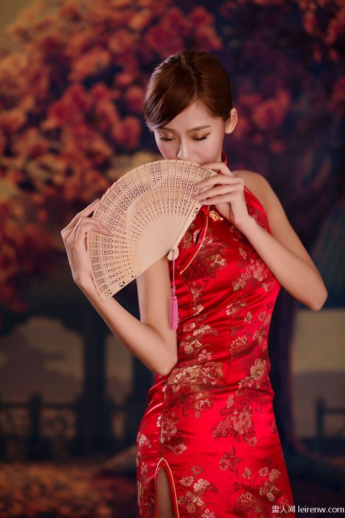 红色旗袍配你吗？