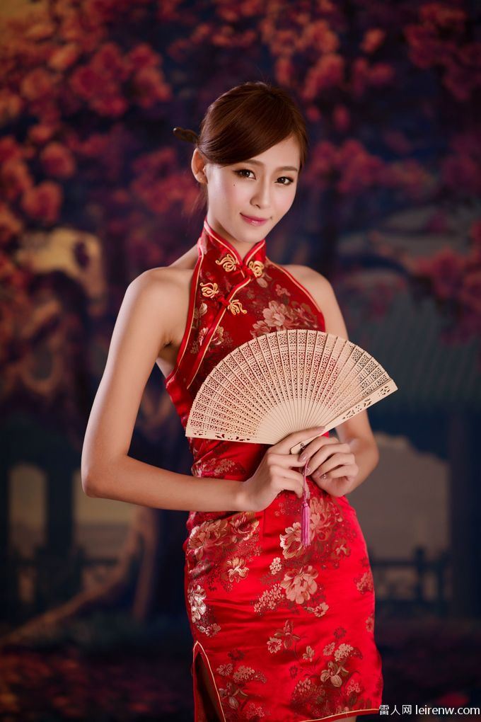 红色旗袍配你吗？