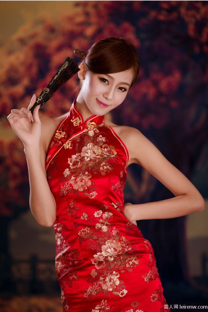 红色旗袍配你吗？