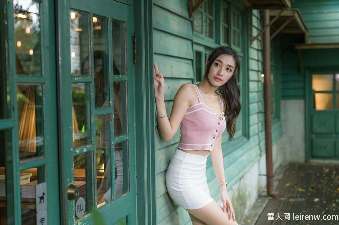 真木今日子靠着墙壁晒太阳