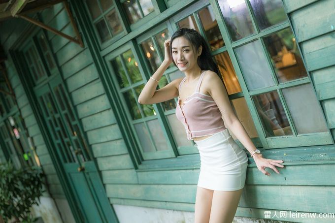 真木今日子靠着墙壁晒太阳