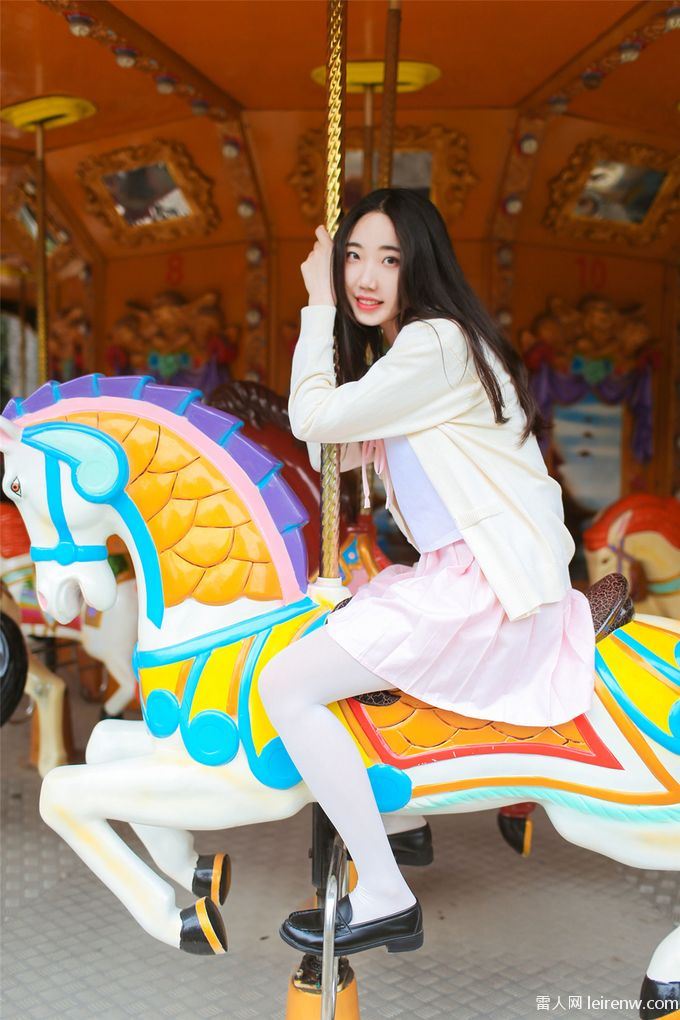 美女游乐场玩嗨了