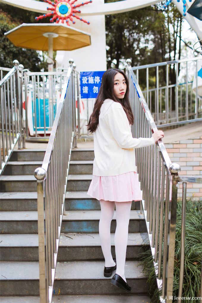 美女游乐场玩嗨了