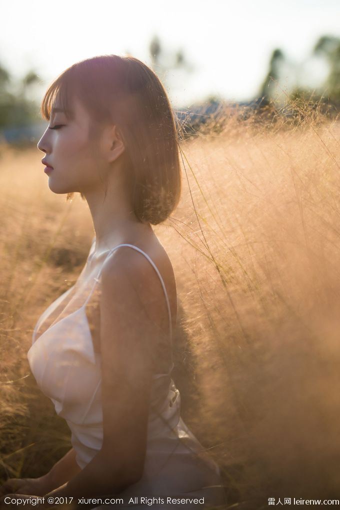 咖啡厅工作的女孩俏皮可爱的一面