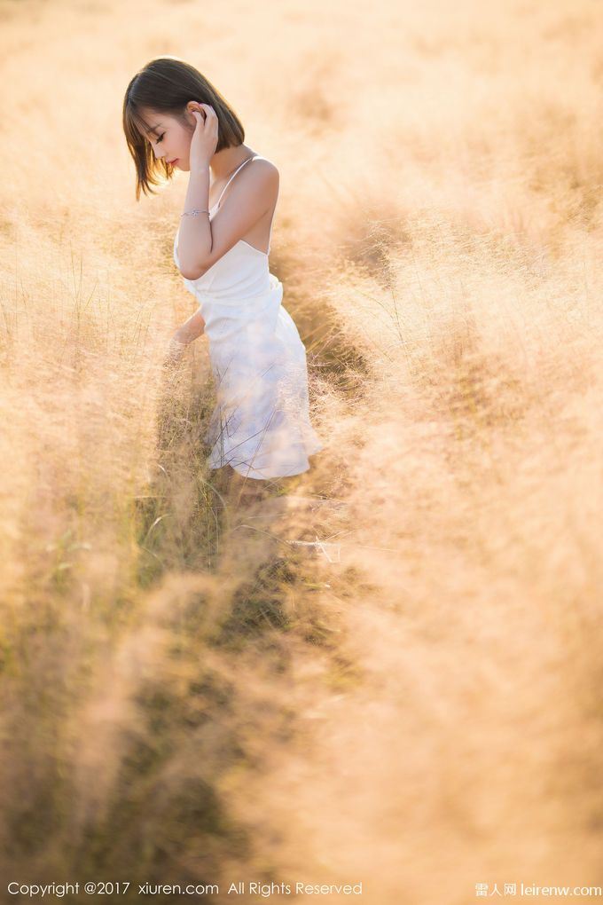 咖啡厅工作的女孩俏皮可爱的一面