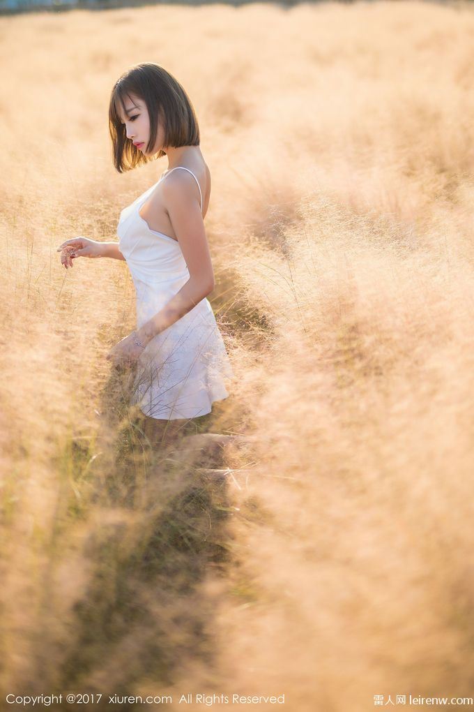 咖啡厅工作的女孩俏皮可爱的一面