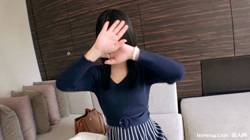 白衣の天使深色毛衣上街搭讪宅男