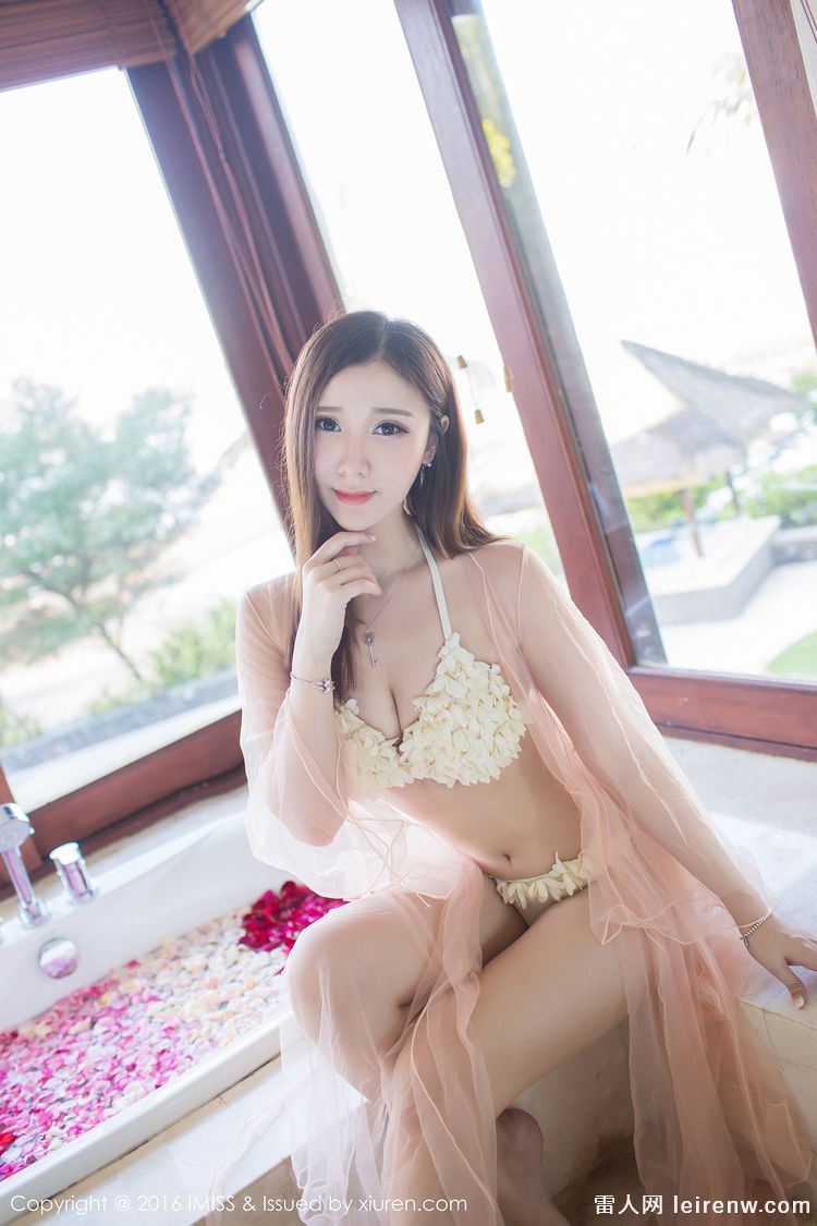 保险事务所来了一位可爱的长发女孩