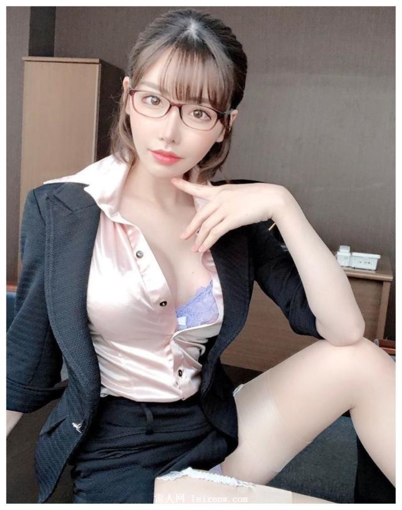 吸到让男艺人软脚的《深田咏美》激渴到连工作人员都不放过！