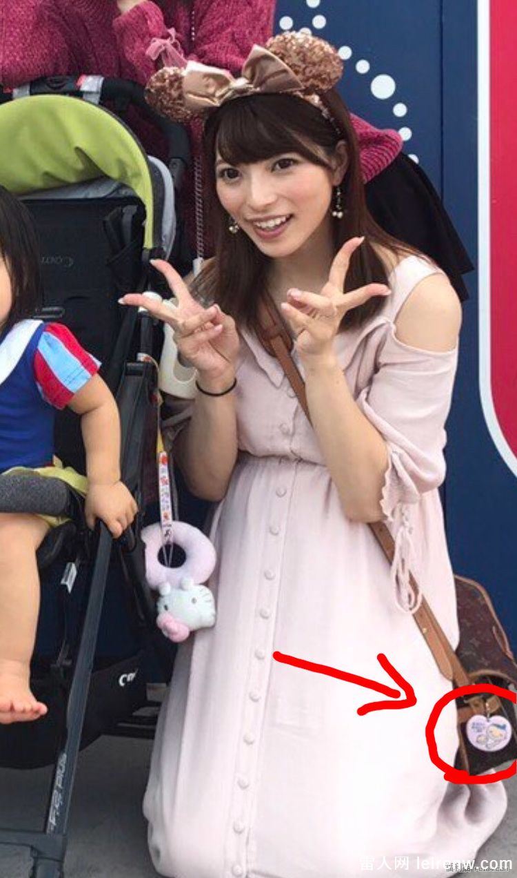 背包吊牌暴露秘密！上原亚衣复出的理由是…