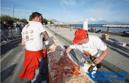 世界上最大的披萨，100位厨师制作长达1595米