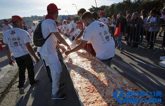 世界上最大的披萨，100位厨师制作长达1595米