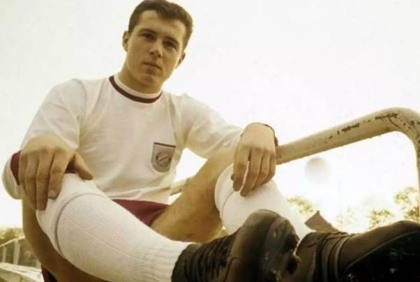 世界十大足球巨星排行榜：贝利上榜，第一历经诸多坎坷