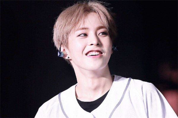 exo成员收入排名：边伯贤solo专辑破百万，第九有黑卡