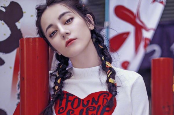 娱乐圈十大小脸女星排行榜：周冬雨上榜，第九乃“巴掌脸”