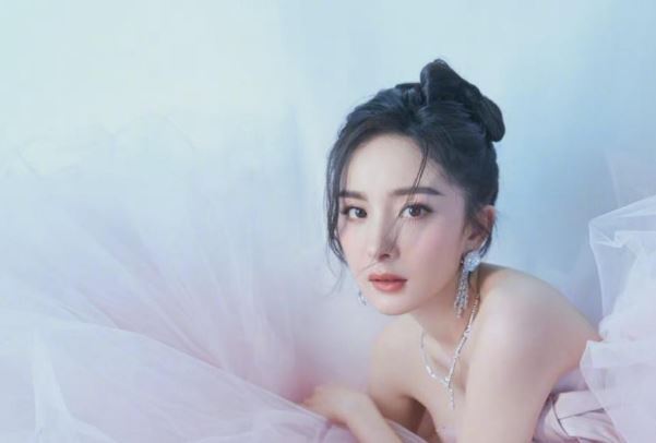 娱乐圈十大小脸女星排行榜:周冬雨上榜,第九乃“巴掌脸”
