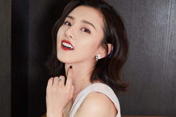 娱乐圈十大小脸女星排行榜：周冬雨上榜，第九乃“巴掌脸”