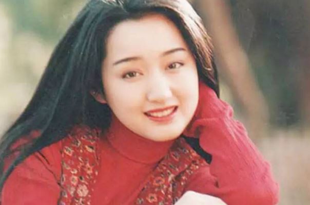 杨钰莹十大经典歌曲排行榜:《深秋》上榜,第二温柔且动听