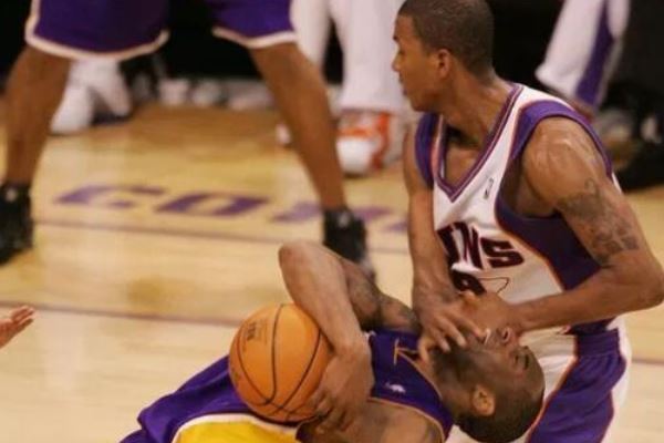 NBA十大恶意犯规排行榜,姚明恩师汤帅被重拳爆头