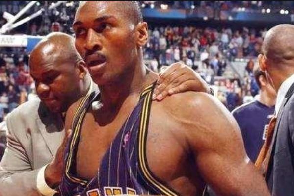 NBA十大恶意犯规排行榜，姚明恩师汤帅被重拳爆头