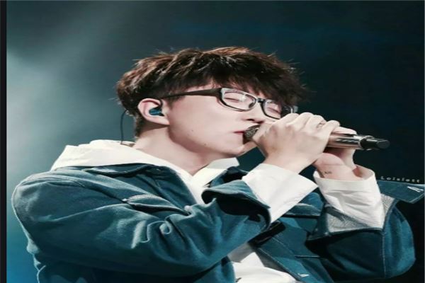 中国内地男歌手排行榜：李健上榜，刘欢第一