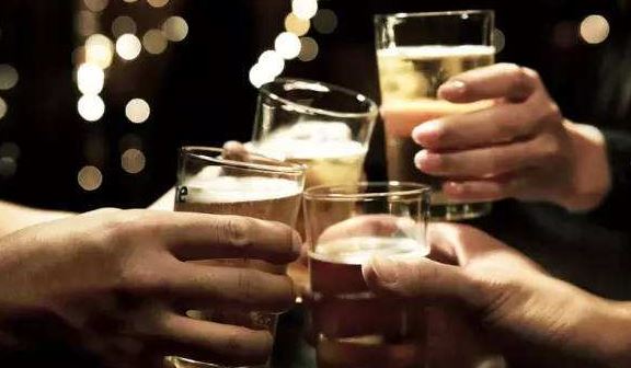 婚礼上伴郎怎么给新郎挡酒 正确的挡酒姿势伴郎一定要学会