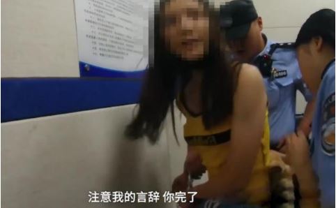 ​女演员刘露大闹火车站视频：我是公众人物，你完了！