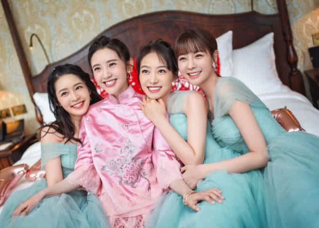 伴娘礼服一般什么颜色?伴娘不能穿什么颜色的服装?