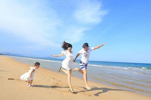 李小璐删掉与贾乃亮结婚背景照 网友热议:两人是否已经离婚?