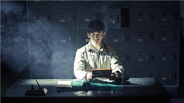 张哲瀚的现任女友是谁,两人甜蜜吻照曝光