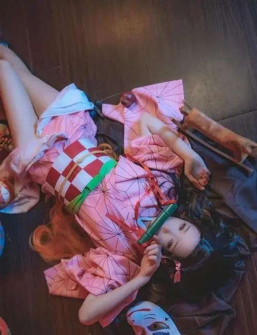 鬼灭之刃祢豆子r18本子绅士漫画,祢豆子裸身露胸图真人被上