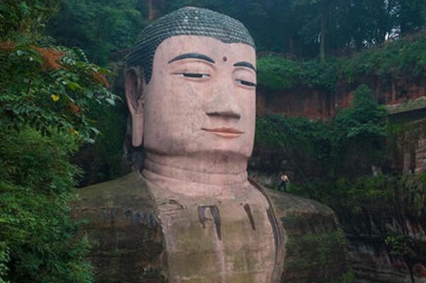 四川乐山大佛显灵的传说 乐山大佛闭眼流泪事件真相（揭秘）