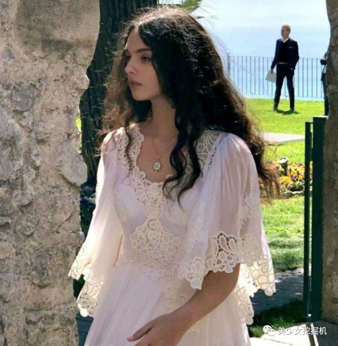 全球最美女神莫妮卡·贝鲁奇女儿（Deva Cassel）宣布出道