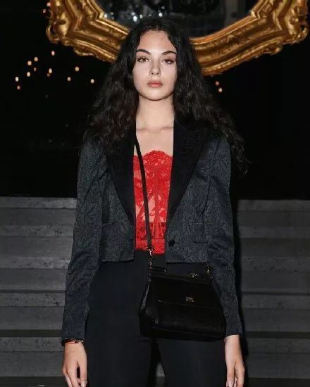 全球最美女神莫妮卡·贝鲁奇女儿（Deva Cassel）宣布出道