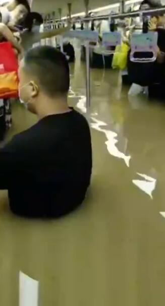 郑州地铁5号线生死营救 看到消防员那一刻燃起希望!?