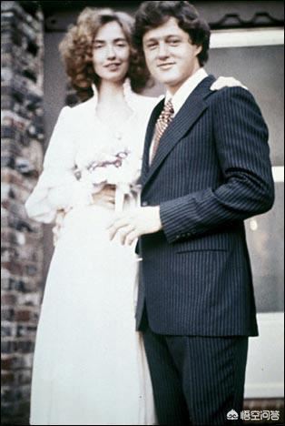 美国曾经的总统克林顿与莱温斯基搞婚外情，妻子希拉里为什么不与他离婚？