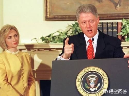 美国曾经的总统克林顿与莱温斯基搞婚外情，妻子希拉里为什么不与他离婚？