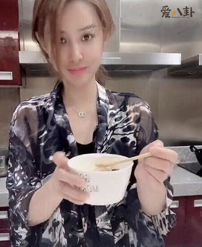 康作如个人资料照片曝光 疑似汪峰第二任隐婚妻子