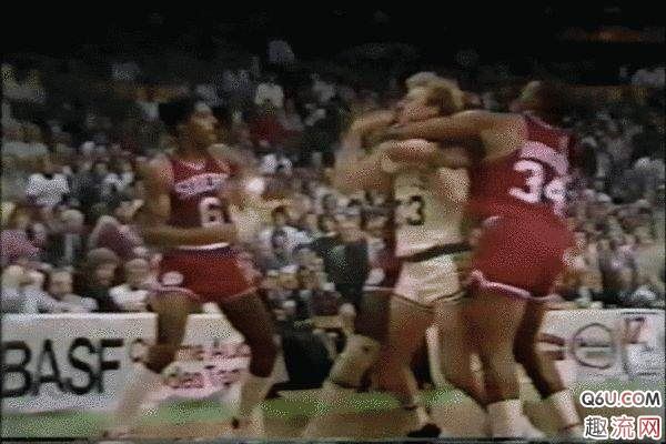 保罗隆多斗殴遭禁赛 细数NBA赛场上的著名打架斗殴事件