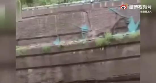 暴雨后洛阳一公路发生大片坍塌,究竟是怎么回事呢?