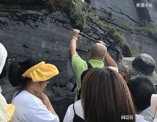 岂有此理！游客在5A景区梵净山石壁刻字，面对指责还理直气壮