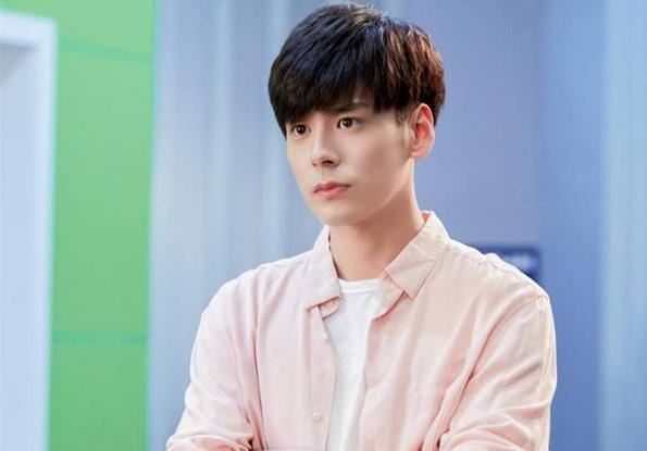 魏哲鸣老婆王岚照片，王小岚和魏哲鸣的合照