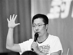 疯狂英语李阳家暴门事件是怎么回事,疯狂英语李阳打老婆原因