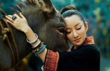 萨顶顶个人资料简介,萨顶顶假唱转话筒事件