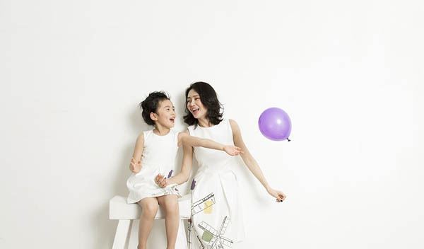 于明加的两个女儿图片曝光,引得众网友齐喊丈母娘